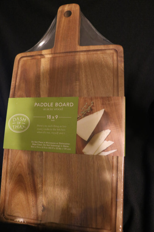 Paddle style cutting board